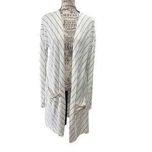 Elegant White Striped Cardigan‎
